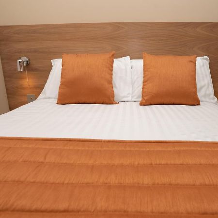 Eagle Hotel Luton Airport Экстерьер фото
